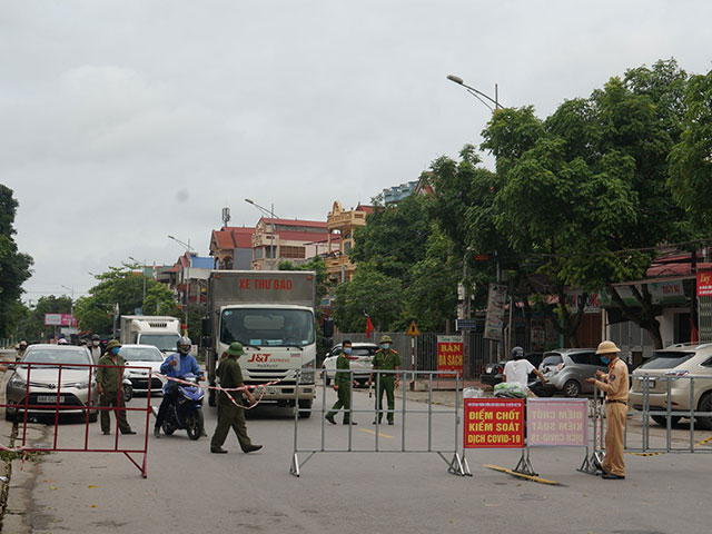 Dịch COVID-19 ở Bắc Giang: Tìm người đi trên nhiều chuyến xe chở công nhân Công ty Samsung