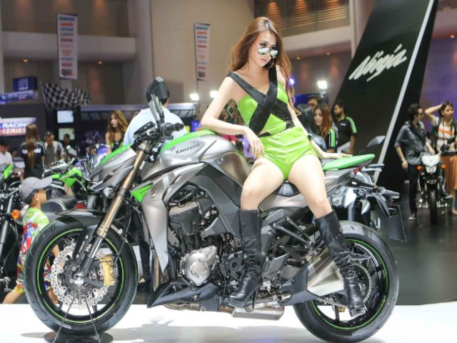 Người đẹp tạo dáng đầy khiêu khích bên mô tô Kawasaki hàng khủng