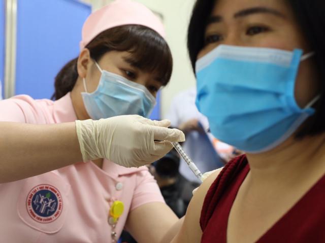 Số ca COVID-19 tăng nhanh, khi nào có vắc-xin "made in Việt Nam"?
