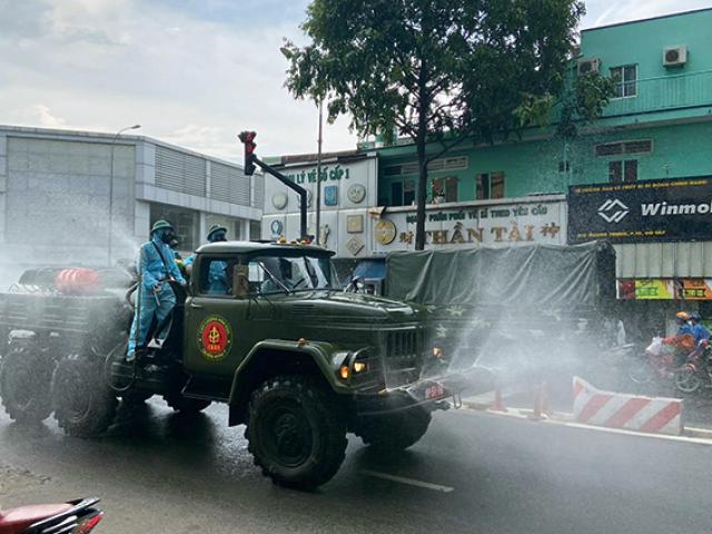 Quân đội phun khử khuẩn tại các “điểm nóng” COVID-19 ở Gò Vấp