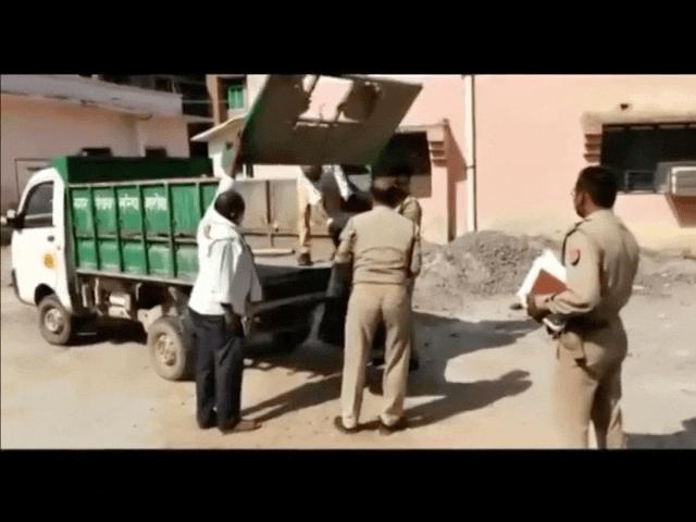 Video: Cảnh sát đưa thi thể lên xe chở rác gây phẫn nộ ở Ấn Độ