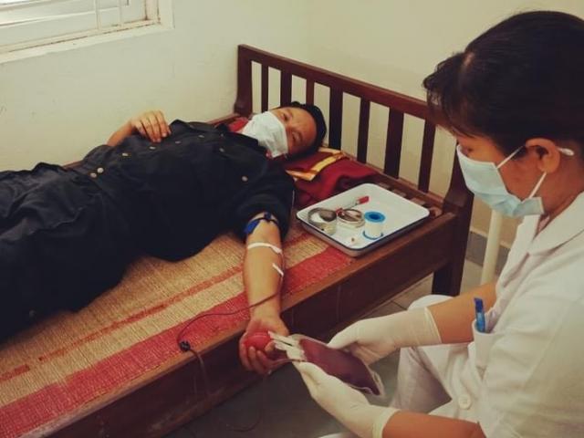 Cảnh sát cơ động hiến máu cứu cháu bé 2 tuổi trong khu phong tỏa ở Bắc Giang