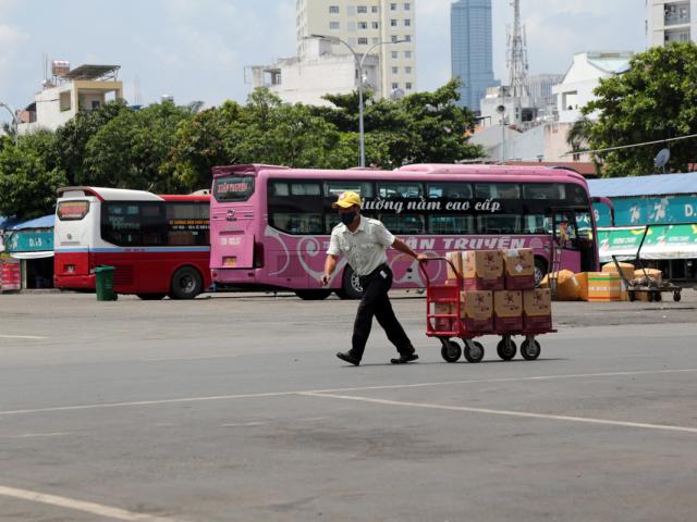 Bến xe nhộn nhịp nhất Sài Gòn vắng khách “chưa từng thấy” trong những ngày giãn cách xã hội