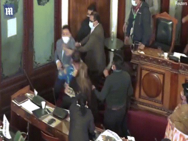 Video: Chính trị gia Bolivia ẩu đả kịch liệt giữa quốc hội như trên sàn đấu boxing