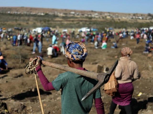 Ngàn người đổ về ngôi làng Nam Phi sau phát hiện “thay đổi cuộc đời”