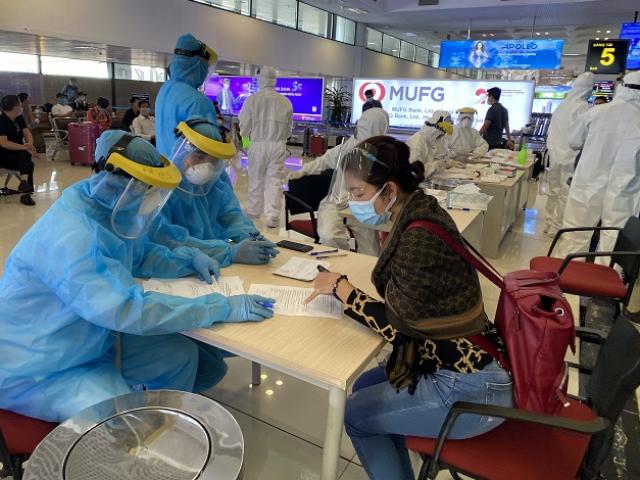 Xét nghiệm COVID-19 ngẫu nhiên người từ TP.HCM về Hà Nội qua sân bay Nội Bài