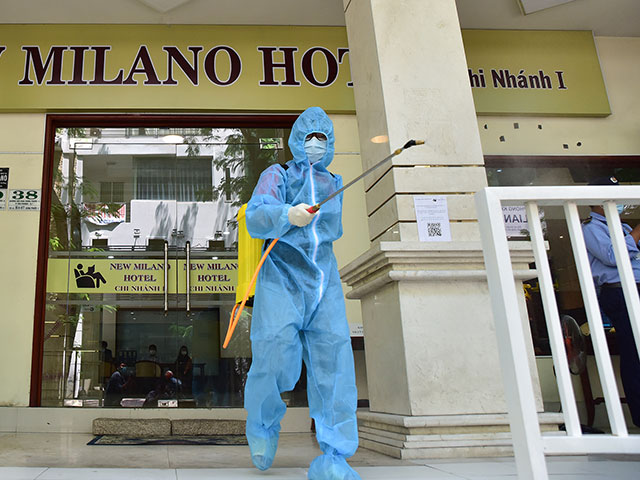 Khử khuẩn tại khu vực khách sạn nơi đội tuyển Việt Nam cách ly ở TP.HCM