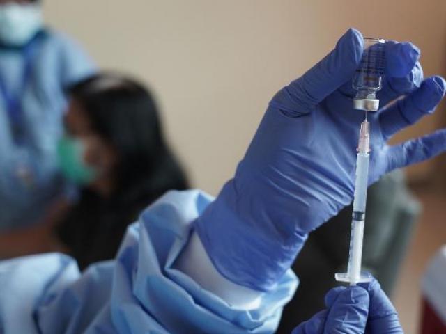 Hàng trăm nhân viên y tế Indonesia nhiễm Covid-19 dù đã tiêm vaccine TQ