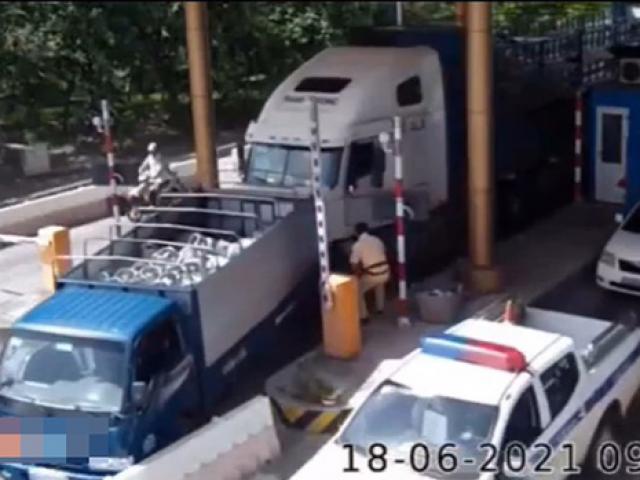 Clip: Cảnh sát vây bắt lái xe container "thông chốt", húc xe CSGT, vượt trạm thu phí