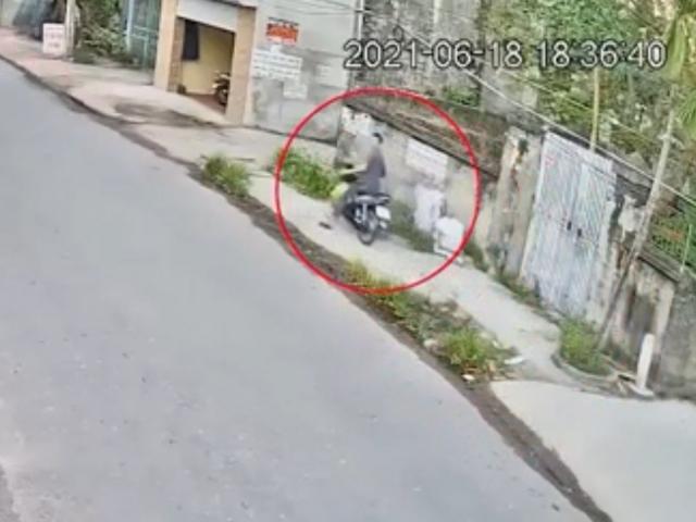Clip: Lái xe máy “để mắt trên trời”, nam tài xế đầu trần gặp tai nạn "khó đỡ"