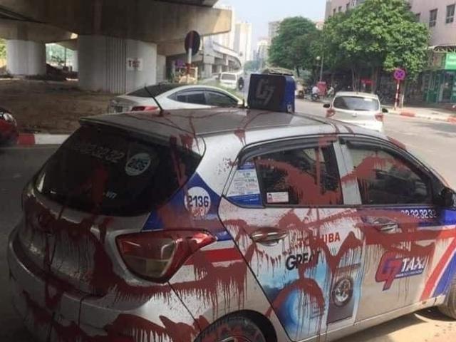 Tin tức 24h qua: Xe taxi đỗ ở gầm cầu vượt qua đêm bị xịt sơn đỏ chằng chịt