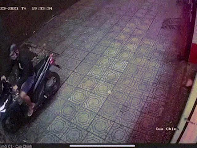Cô gái “tung cước”, kẻ trộm xe máy ở Sài Gòn bỏ chạy rớt dép