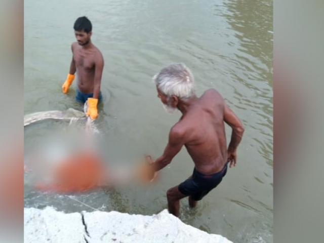 Ấn Độ: Thi thể còn nguyên ống thở oxy trên miệng trôi dạt bờ sông Hằng