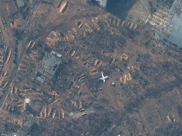 Ảnh vệ tinh hé lộ cảnh ở sân bay gần Kiev sau khi Nga tuyên bố rút quân