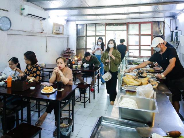 Quán phở “độc nhất” của người H’mông ở Hà Nội: Ngày bán 500 bát không xuể