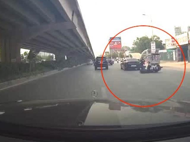 Clip: Ô tô sang đánh võng hất ngã 2 người đi xe máy rồi tháo chạy, tài xế gây phẫn nộ