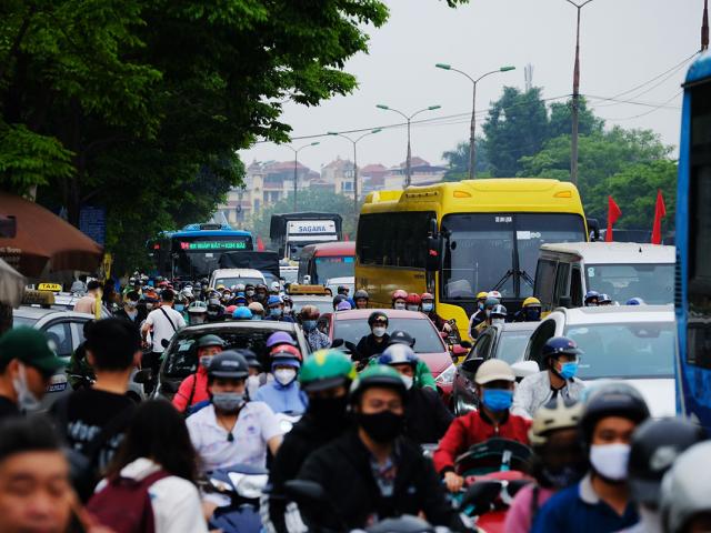 Dòng xe ùn ùn đổ về Hà Nội, tài xế chật vật thoát cảnh tắc đường ở cửa ngõ Thủ đô