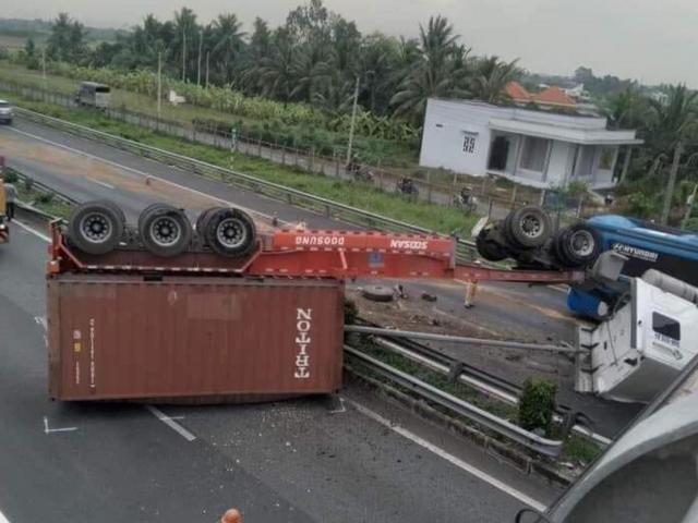 Lật xe container trên cao tốc TP.HCM - Trung Lương, giao thông tê liệt