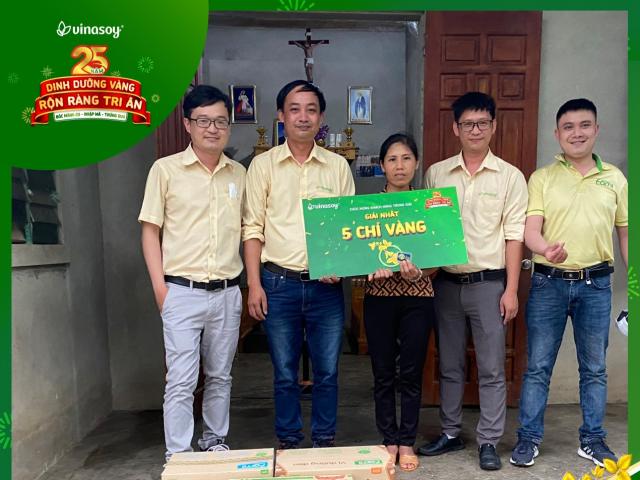 Trúng vàng từ chương trình Vinasoy, người phụ nữ nghèo Nghệ An vững tin cho con đến trường