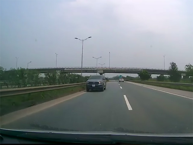 Xe bán tải đi ngược chiều trên cao tốc Nội Bài - Lào Cai