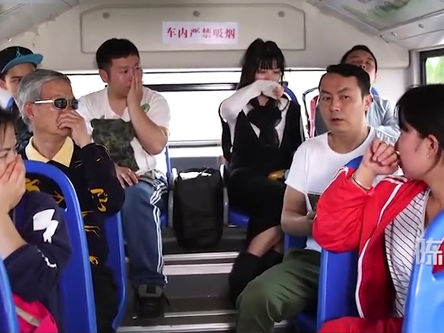 Chàng trai có hành động "vô duyên" trên xe buýt khiến mọi người bất bình