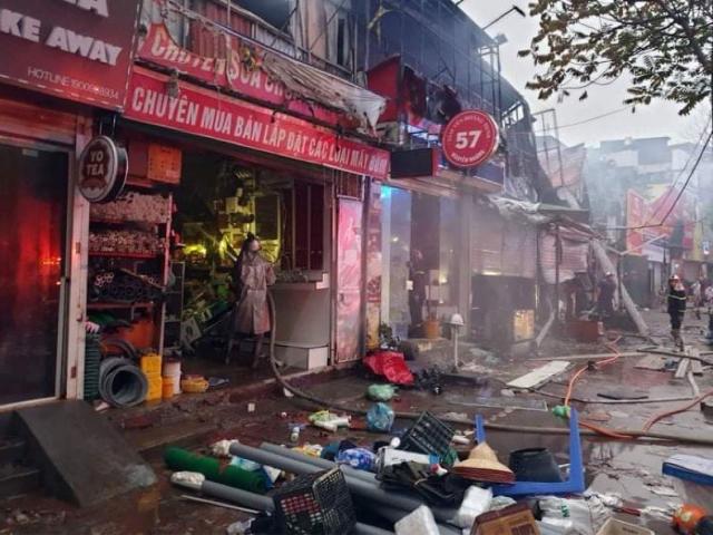 Hà Nội: Cháy 7 căn nhà lúc rạng sáng, người dân hoảng hốt tháo chạy