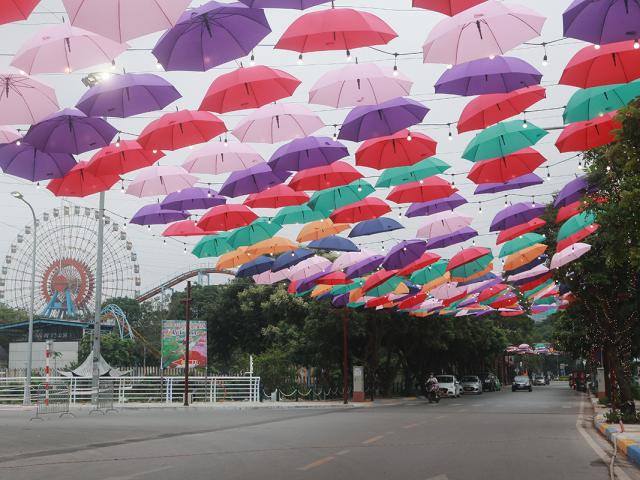 Hà Nội: Con đường rực rỡ sắc màu xuất hiện bên Hồ Tây