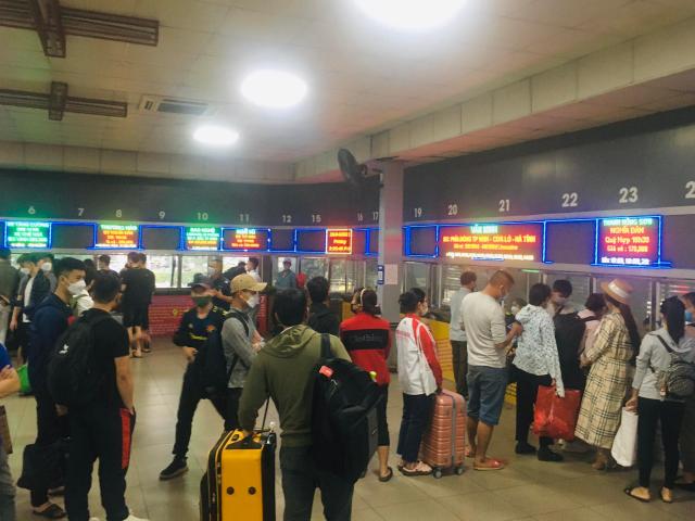 Người dân đổ về quê nghỉ lễ, các bến xe ở Hà Nội có "cháy vé"? 
