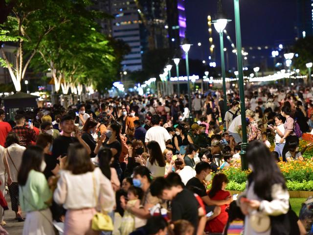 Hàng nghìn người đổ về bờ sông ở trung tâm TP.HCM chờ xem pháo hoa mừng lễ 30/4
