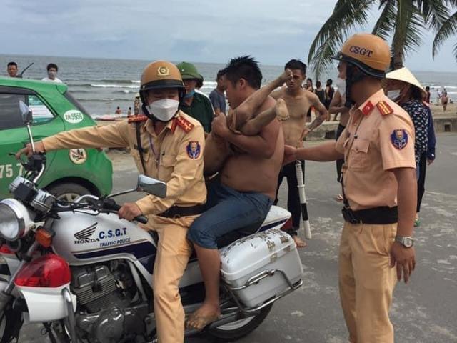 Bé trai đuối nước ở Sầm Sơn được CSGT hú còi, vượt “biển người” đưa đi cấp cứu