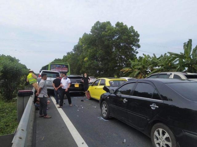 Tai nạn liên hoàn 5 ô tô trên cao tốc Pháp Vân - Cầu Giẽ, đường về Hà Nội tắc dài 4km