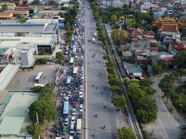 Giao thông "giảm nhiệt" trong ngày người dân trở lại Hà Nội, TP.HCM sau nghỉ lễ