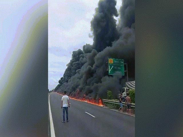 Cháy xe chở dầu trên cao tốc, cả đoàn xe kẹt cứng trong khói lửa ngút trời