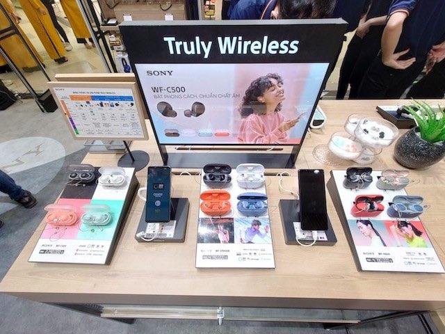 Vì sao Apple, Sony, Samsung, Oppo đua nhau mở 'brand shop' tại Việt Nam?