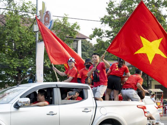 Cổ động viên nhuộm đỏ trước sân Việt Trì và phố đi bộ Nguyễn Huệ “tiếp lửa" cho U23 Việt Nam