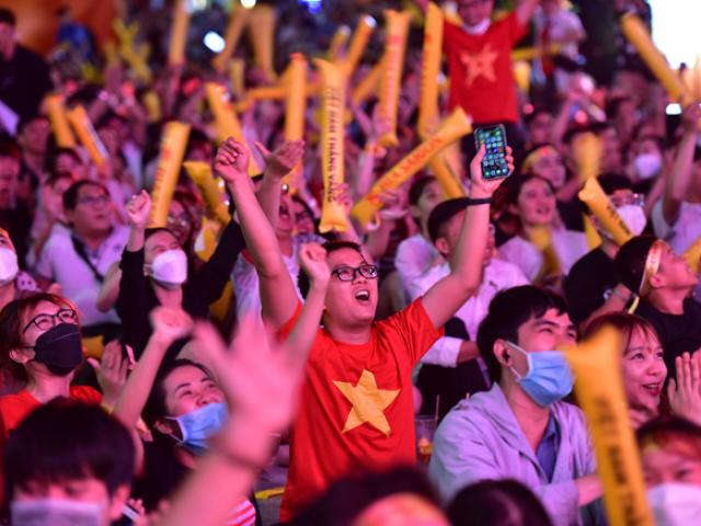 Người hâm mộ vỡ òa cảm xúc khi các tuyển thủ U23 Việt Nam liên tục lập công