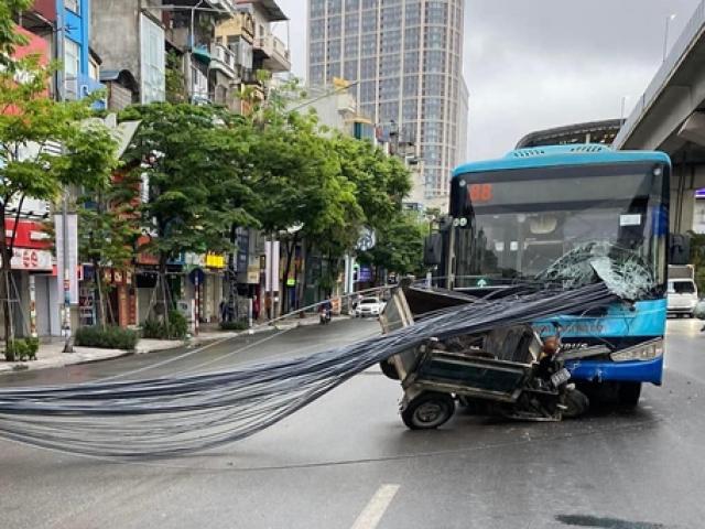 Hà Nội: Hãi hùng bó sắt trên xe ba gác xuyên thủng đầu xe buýt