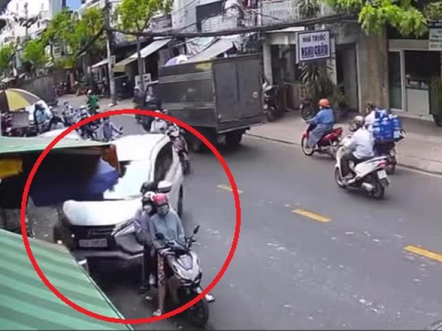 Clip: Nữ tài xế lái ô tô húc “xế hộp” rồi lao lên vỉa hè, 3 người thoát nạn trong gang tấc