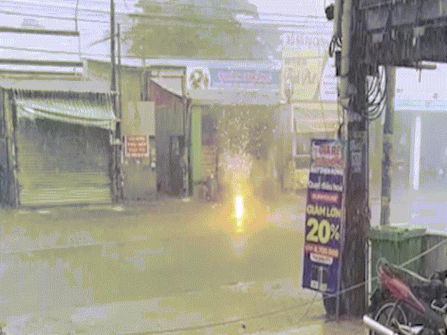 Dây điện trước cổng trường học bị đứt, rơi xuống đường rồi bốc cháy trong cơn mưa