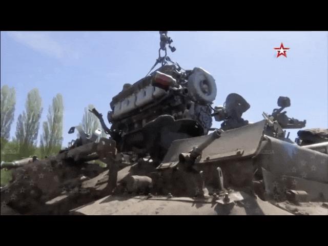 Nga tiết lộ cảnh sửa chữa, thay thế động cơ xe tăng ngay tại chiến trường ở Ukraine