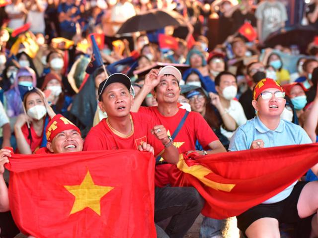 CĐV trên phố đi bộ Nguyễn Huệ vỡ oà trong sung sướng khi U23 Việt Nam thắng U23 Myanmar