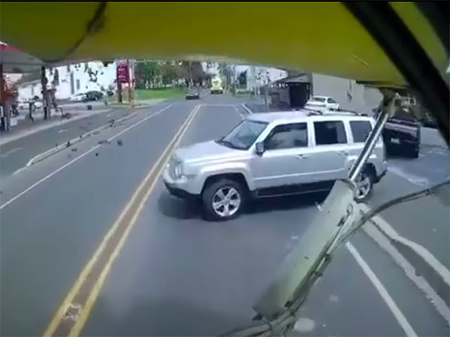 Tài xế ô tô sang đường ẩu gặp xe ben chở đất cát xi-măng và cái kết