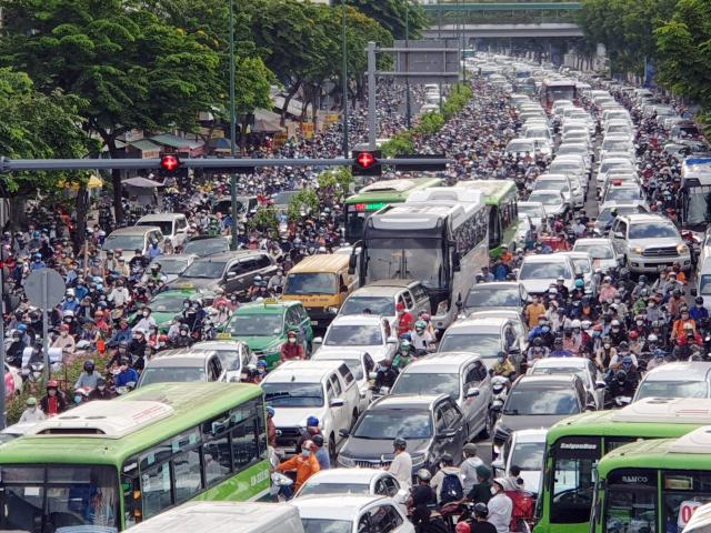 TP.HCM: Kẹt xe khủng khiếp, hàng ngàn phương tiện “chôn chân” trên đường Phạm Văn Đồng