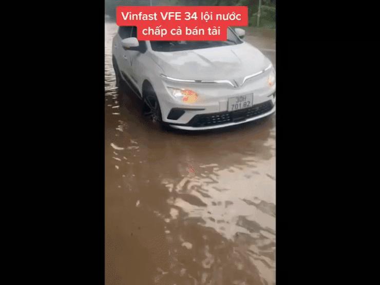 Vinfast VF e34 lội nước phăm phăm mà không chết máy