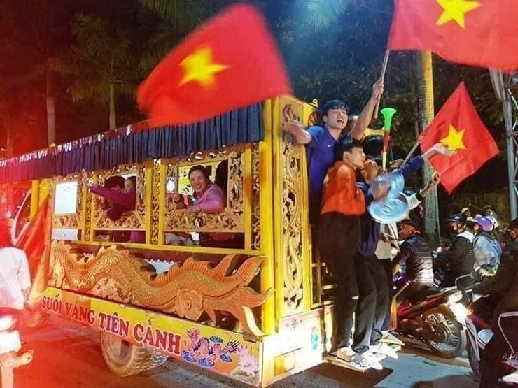 Muôn kiểu "đi bão" mừng U23 Việt Nam vô địch SEA Games trên mọi nẻo đường