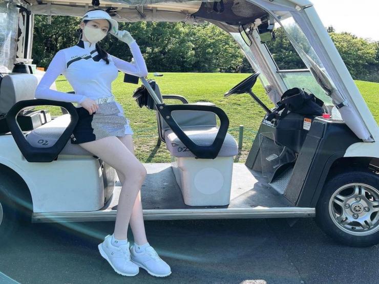 Cô gái Hàn Quốc cao 1m8, hút chú ý trên sân golf vì đôi chân "dài gấp rưỡi người thường"