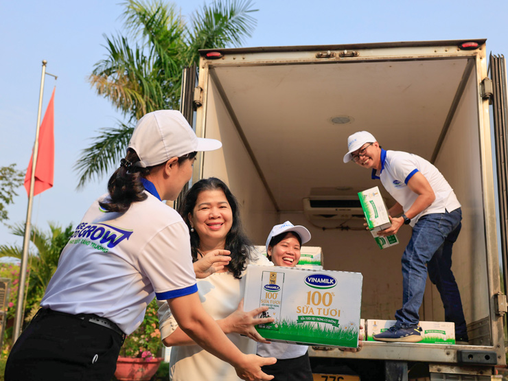 Quỹ sữa Vươn cao Việt Nam và Vinamilk trao tặng 1,9 triệu ly sữa cho 21.000 trẻ em trong năm 2022