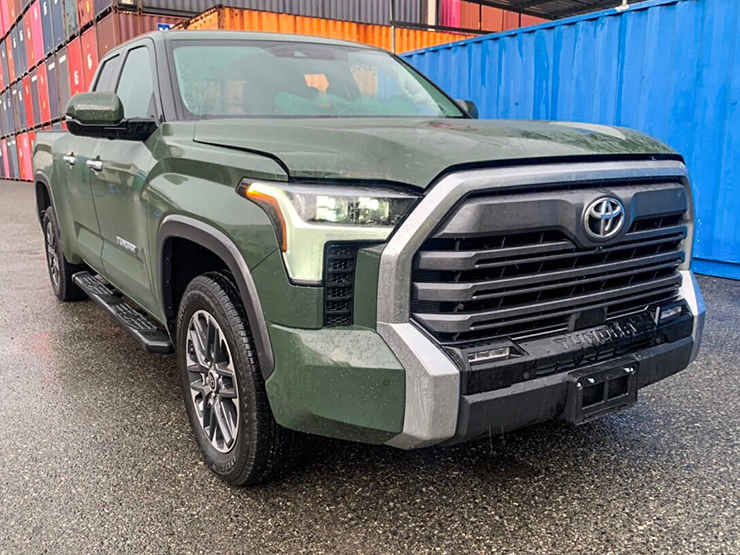 Xe bán tải cỡ lớn Toyota Tundra màu độc về Việt Nam, giá bán 4,5 tỷ đồng