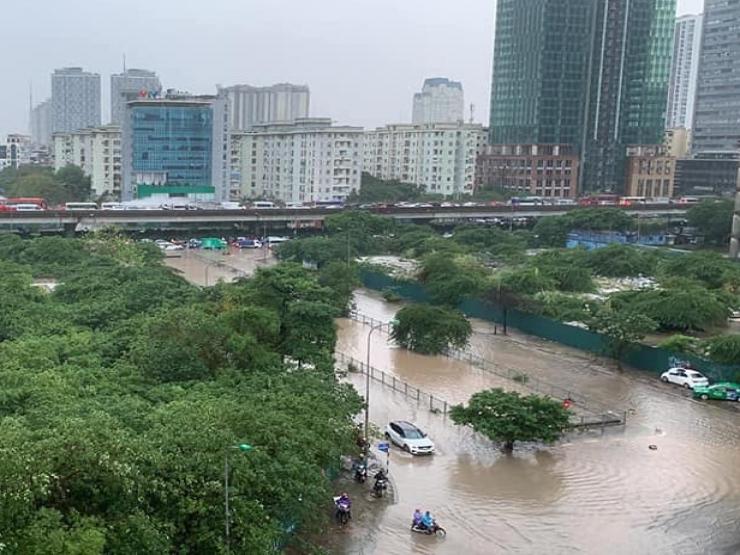 Phố biến thành “sông” sau cơn mưa lớn ở Hà Nội