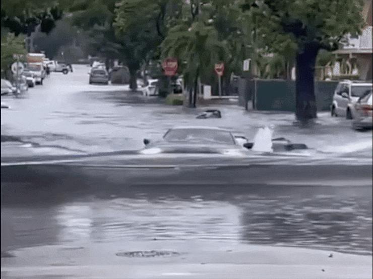 Clip: Siêu xe Chevrolet Corvette lội nước như "tàu ngầm" trên phố ngập lụt